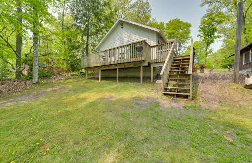 Near Snowmobiling! Carp Lake Cottage with Fire Pit - Foto 19