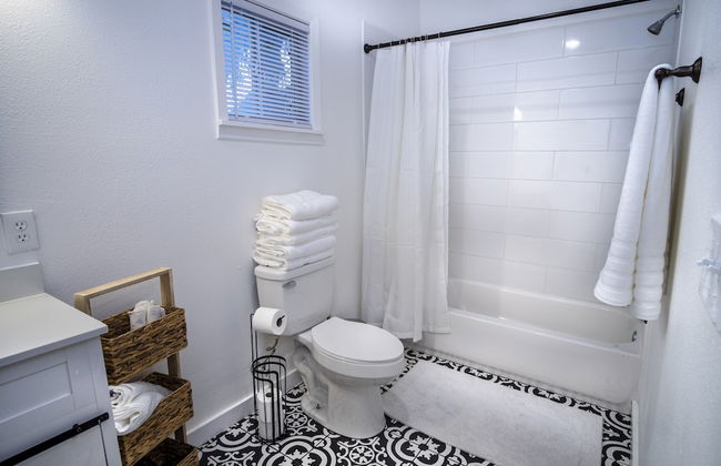 Downtown Remodeled Cozy 2br/1ba Home Sleeps 8 - Photo 13