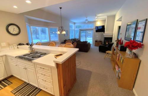 FV50 Pet friendly single level home in Bretton Woods walk to golf course and Mt Washington Hotel - Foto 6