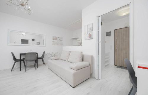 Jasny Apartament z Tarasem i Parkingiem by Noclegi Renters - Foto 14