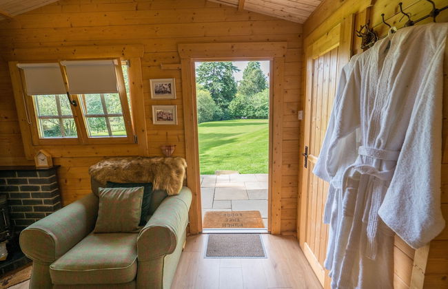 1-bed Cabin, 2 Adults, Wood Burning Hot Tub & Fire - Photo 4