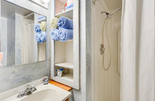 Lakefront Family Retreat with Private Dock! - Foto 18