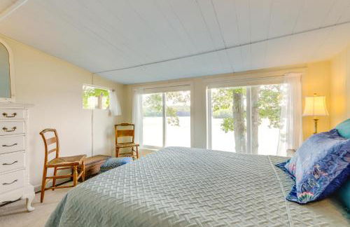 Lakefront Cottage with Covered Porch and Dock! - Foto 16