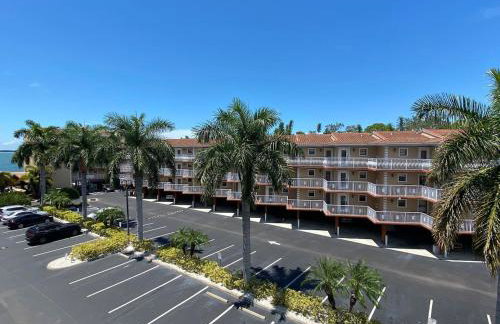 Condo in Waterfront Resort with Balcony Close to Beaches Free Bikes - Photo 18