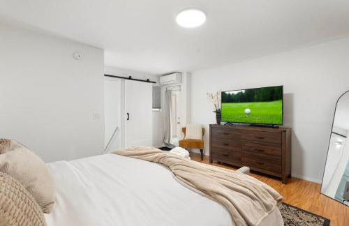 Mid-Century, Two-story with private Balconies & Pool view - Foto 25