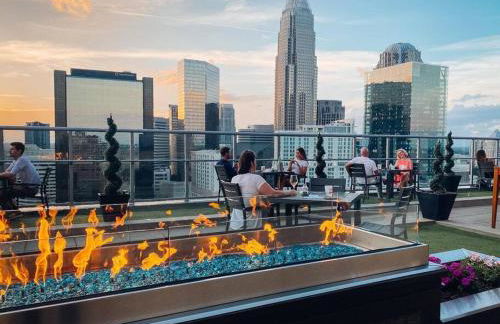 DT Charm Apt with Pool,Gym,Wine,WKSpace, Free Parking - Photo 44