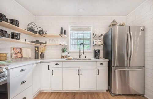 Stylish & Spacious Home Near ATL - Foto 14