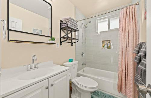 Sunny & Cheerful Near I-10 ~ Queen Beds ~ Parking - Foto 33