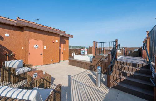 Elevator-Work Here-Gig WiFi-King Bed-Laundry in unit - Foto 57