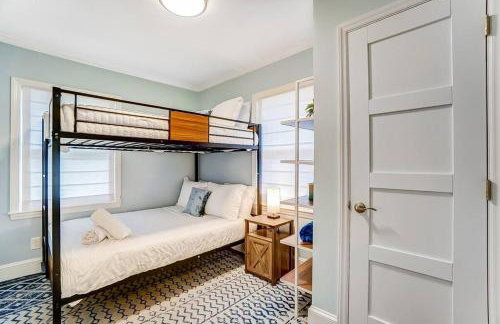 Poolside Bungalow with Fire Pit Fun and King Suite - Foto 23