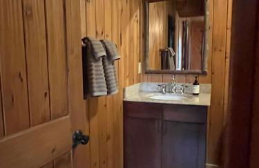 Luxurious Mountain Retreat with Hot Tub Jacuzzi Suite & Wood-Burning Fireplace - 10 Min to Boone - Foto 24