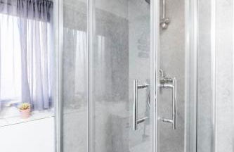 Convenient 2BR House with Great Transport Links - Photo 21