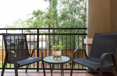 Rustic Luxe Loft , A King Bed Hideout with Edge - Foto 7