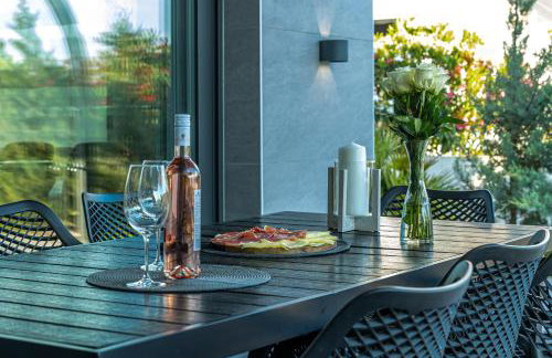 Luxury White Sails Villas with a Multi Sport Court and Sea View - Photo 21