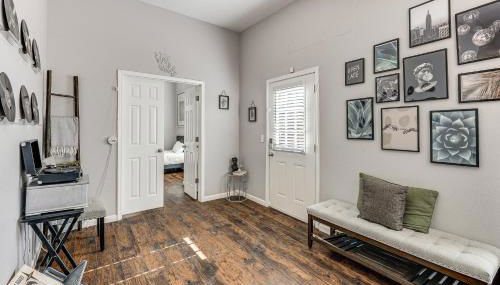 Walk to Parks and Dining Pet-Friendly Home with Yard! - Foto 5