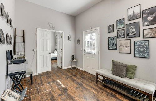 Walk to Parks and Dining Pet-Friendly Home with Yard! - Foto 5