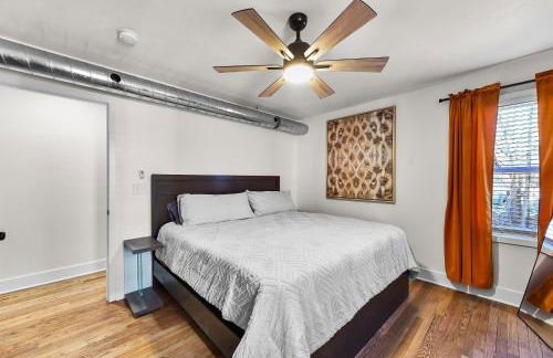 Retro Glam: Colorful Mid-Century Haven Apt 2 - Foto 5