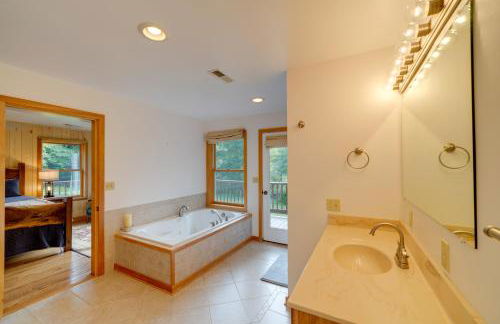 Riverfront West Virginia Cabin with Screened-In Deck - Foto 11