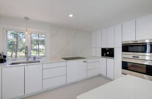 Cape Cod Home w/Ocean View, Roof Top, Pool & Hot Tub - Photo 5