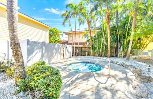 New! Remodeled, Pool-Side, 1-min to Beach Path! - Foto 14