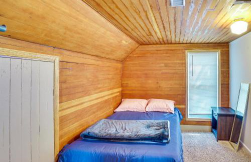 Serene Devils Lake House with Deck and Fire Pit! - Foto 16