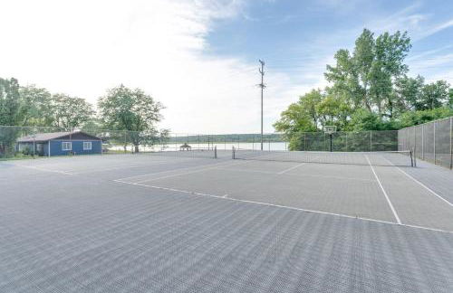 Elegant 4-Season Lake Geneva Condo with Fireplace! - Foto 35