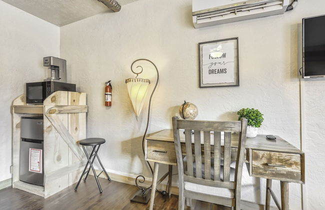 1BD Suitenear Old Colorado City & Hiking!dogs Welcome! - Photo 13