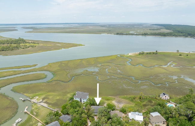 Stunning Marsh & Water Views in This Completely Renovated Three Bedroom Home - Foto 56