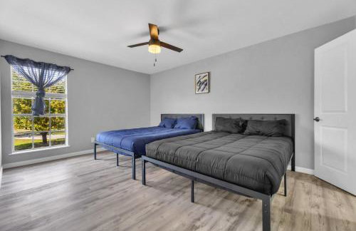 Bright 2BR Condo Near Restaurants and Entertainment - Foto 16