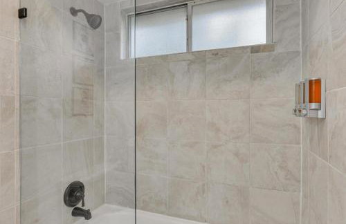 Spacious 6BR Pool Hot Tub & Game Room - Foto 41