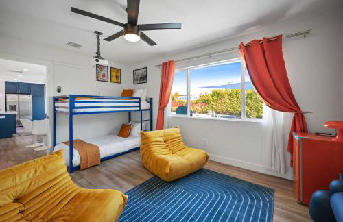 NEW Retro Escape 70's Vibes Wellness Game Room - Foto 22