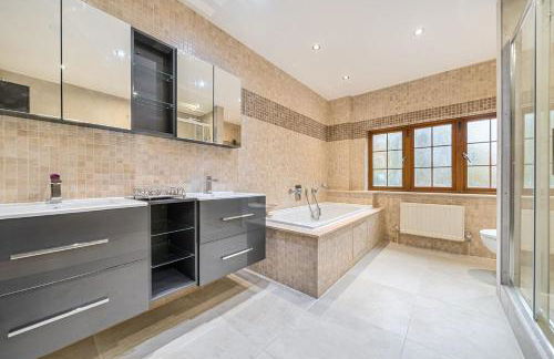 Kingswood 6 Bed Mansion, Tennis Court and Cinema - Foto 17