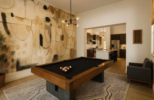 Designer Home with Hot Tub BBQ & Hill Views - Foto 23