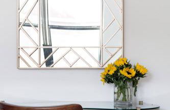 Explore the River Walk from Artsy Designer Retro Chic Home - Foto 7