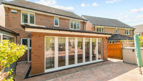 Polmont Haven: Spacious 4- Bedroom Retreat - Foto 4