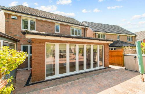 Polmont Haven: Spacious 4- Bedroom Retreat - Foto 4