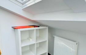 Charming Attic Retreat with Sloped Roof - Foto 18