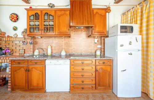 Eclectic oasis with poolside charm in Arranhó - Foto 11