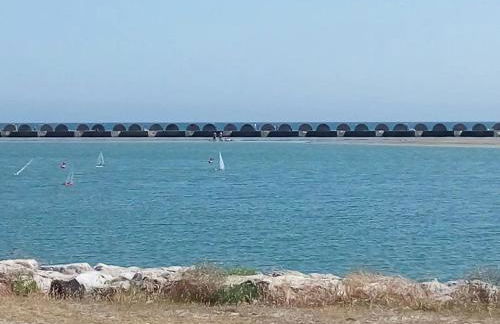 Onze - primera línea de mar con piscina - Foto 25