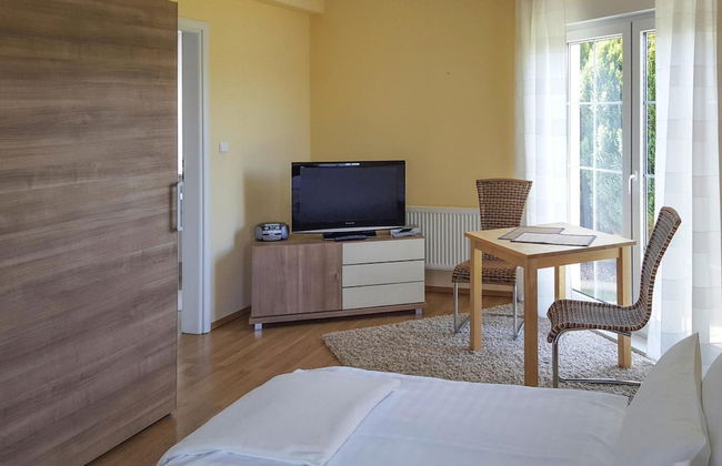 Large, Comfortable Holiday Villa, Private Garden - Photo 8