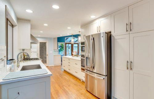 Luxe Redmond Family Home Sauna, Solarium and Creek - Foto 11