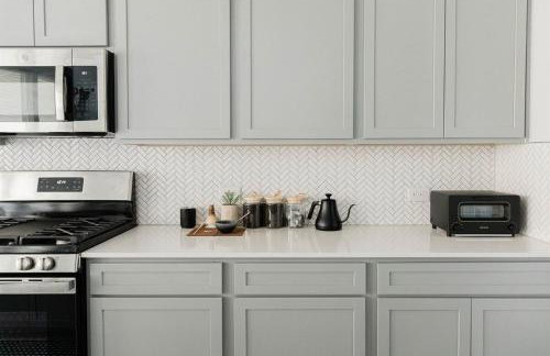 Luxe Modern 4B House with Office 20 min to DT - Foto 20