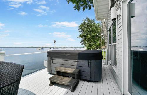 6BR Houghton Lake House with Indoor Pool, Hot Tub and Golf Simulator - Photo 6