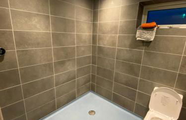 Luxury cosy carriage with electric private hot tub - Photo 14