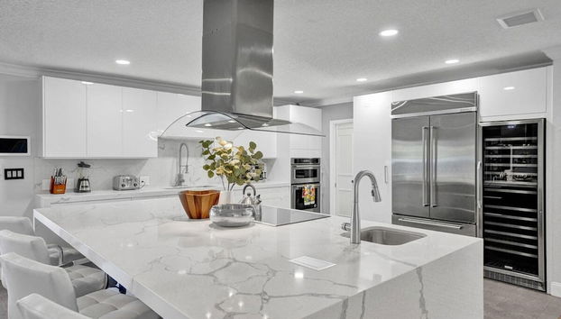 Luxe 4BR Waterfront w Htd Pool 5min to Beach - Foto 2, Habitación