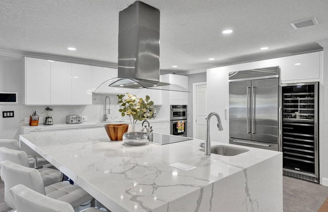 Luxe 4BR Waterfront w Htd Pool 5min to Beach - Foto 2