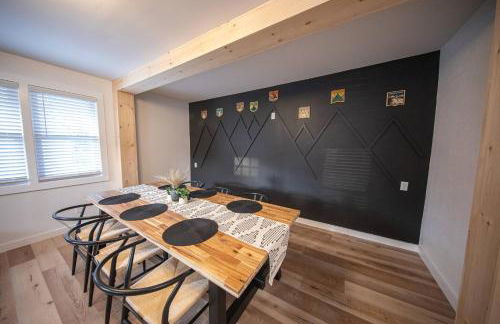 Centrally Located Cozy Modern Home in Bethel - Foto 26