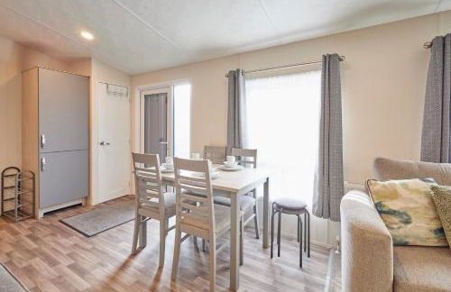 Pine Lodge with Hot Tub - Foto 16