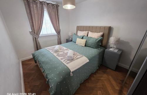 Lovely 2 Bedroom Modern Ground Floor Flat - Foto 1