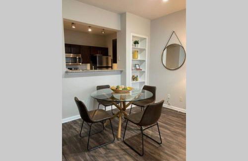 Newly Furnished 1BR Apartment w/ Hermann Park View - Foto 12